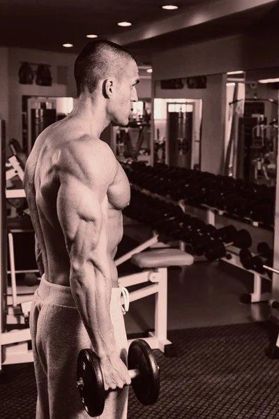 A trained man in a fitness club — Stock Photo, Image