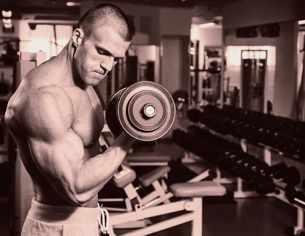 Ein trainierter Mann in einem Fitnessclub — Stockfoto