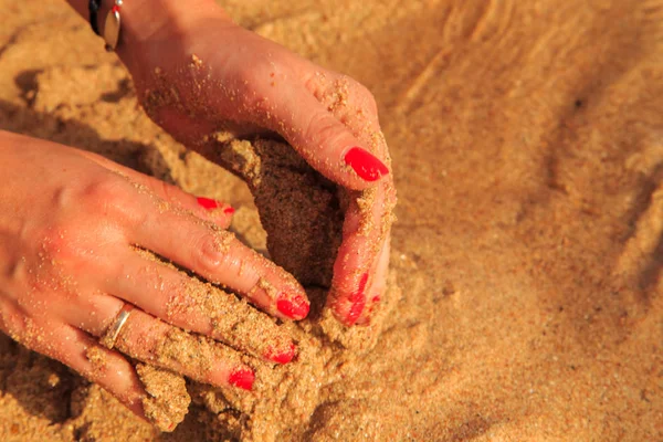 모래에 아름 다운 손 — 스톡 사진