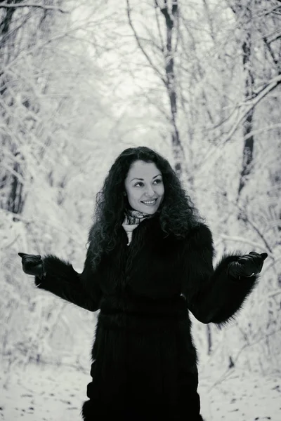 Retrato de uma menina bonita em um casaco de pele no inverno — Fotografia de Stock