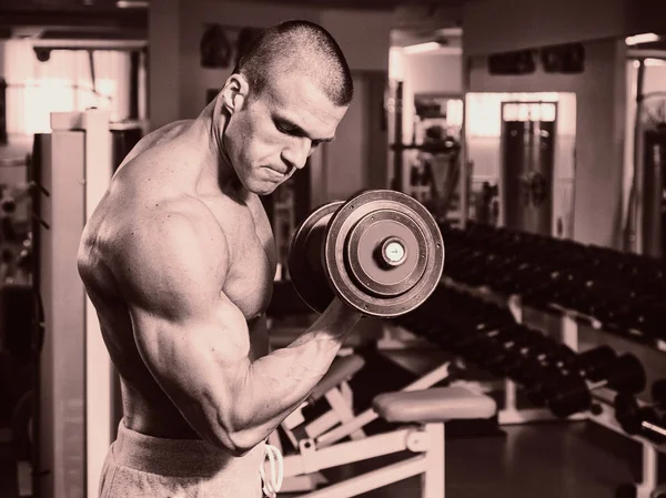 Un homme entraîné dans un club de fitness — Photo