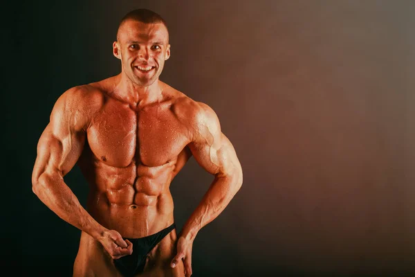 Bodybuilder montrant son dos et les muscles biceps, fitnes personnels — Photo