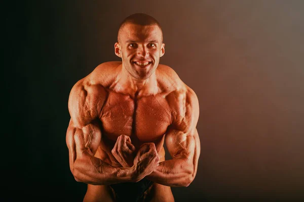 Bodybuilder που δείχνει την πλάτη και δικέφαλους μυς, προσωπική γυμναστήριο — Φωτογραφία Αρχείου