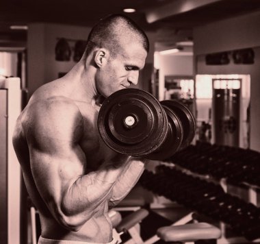 Eğitimli bir adam bir fitness Club