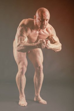 Gösterilen onun sırt ve pazı kas, kişisel fitnes vücut geliştirmeci