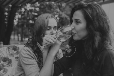 sokakta bir kafede kahve içme kız