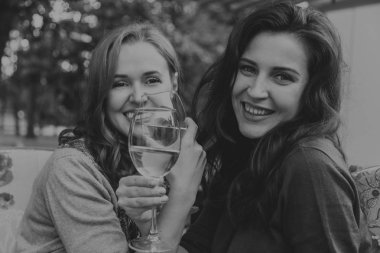 sokakta bir kafede kahve içme kız