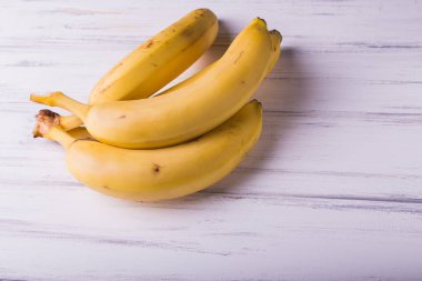 Beyaz ahşap zemin üzerinde muz