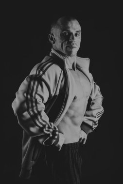 Gösterilen onun sırt ve pazı kas, kişisel fitnes vücut geliştirmeci