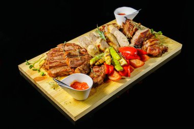 Ahşap bir tabağa çeşitli et ızgara