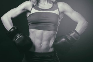 Karanlık bir arka plan üzerinde profesyonel fitness atlet.