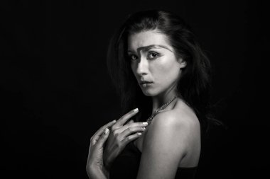 siyah beyaz bir kadın portresi