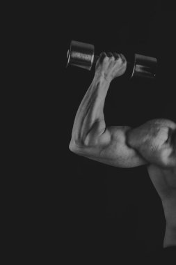 Gösterilen onun sırt ve pazı kas, kişisel fitnes vücut geliştirmeci