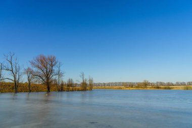 Sular buz, güzel kış manzara bağlı
