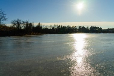 Sular buz, güzel kış manzara bağlı