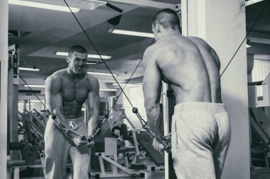 Güçlü bir adam spor salonunda devreye girer. Erkekler güç fitness.