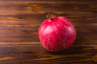 Ahşap zemin üzerinde nar