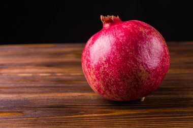 Ahşap zemin üzerinde nar