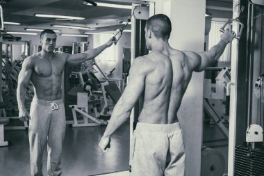 Güçlü bir adam spor salonunda devreye girer. Erkekler güç fitness.