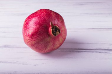 Ahşap zemin üzerinde nar