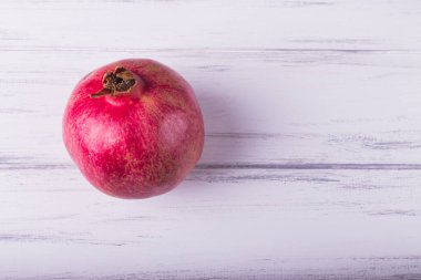 Ahşap zemin üzerinde nar