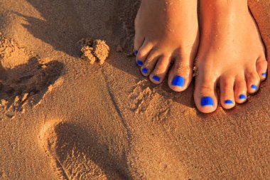 Deniz kum üzerinde güzel pedikür