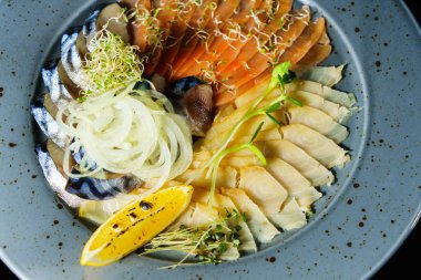 Tuzlu balık bir plaka üzerinde ince dilimlenmiş