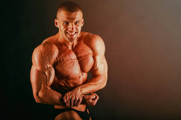 Bodybuilder που δείχνει την πλάτη και δικέφαλους μυς, προσωπική γυμναστήριο — Φωτογραφία Αρχείου