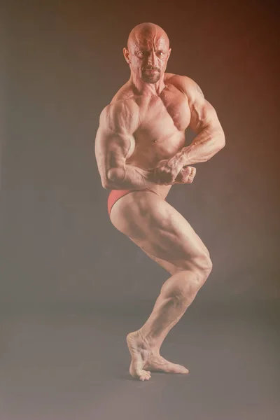 Bodybuilder tonen zijn rug en biceps spieren, persoonlijke fitness — Stockfoto