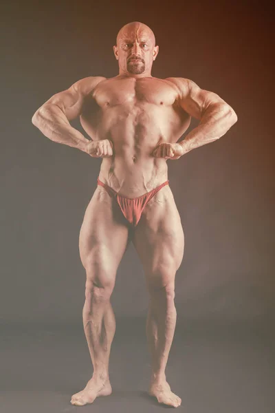 Bodybuilder showing his back and biceps muscles, personal fitnes — Stock Photo, Image