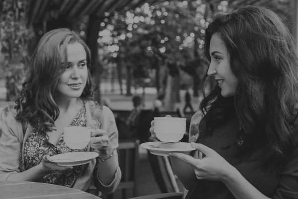 Meisje, drinken koffie in een café op de straat — Stockfoto