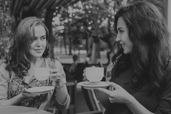 Девушка пьет кофе в кафе на улице — стоковое фото