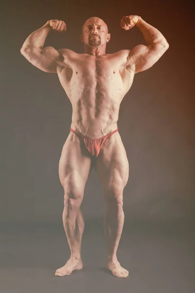 Bodybuilder visar hans rygg och biceps muskler, personlig Fitness — Stockfoto