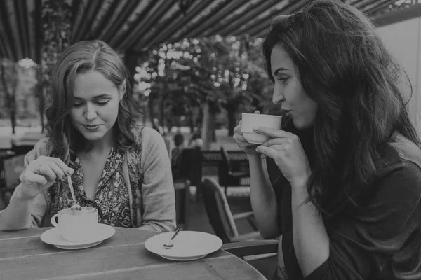 Meisje, drinken koffie in een café op de straat — Stockfoto