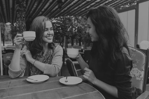 Girl drinking coffee in a cafe on the street — Stock Photo, Image