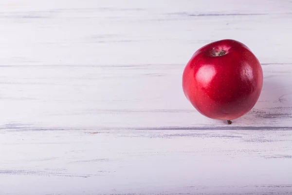 Ahşap beyaz bir arka plan üzerinde elma — Stok fotoğraf