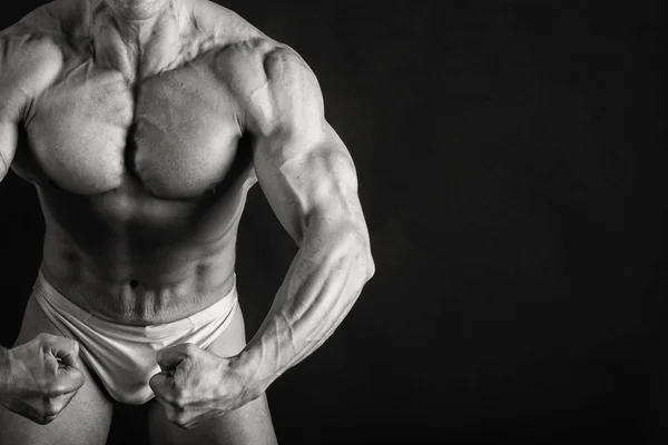 Kulturista, ukazující jeho záda a biceps svaly, osobní fitness — Stock fotografie