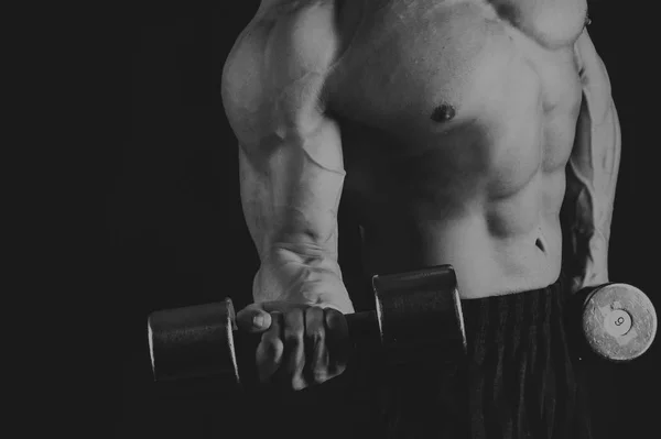 Kulturista, ukazující jeho záda a biceps svaly, osobní fitness — Stock fotografie