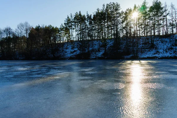 Aguas cubiertas de hielo, hermoso paisaje de invierno —  Fotos de Stock