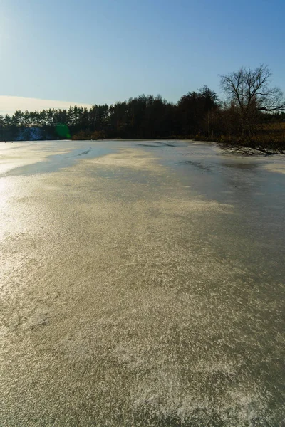 Води зв'язали лід, красивий зимовий пейзаж — стокове фото