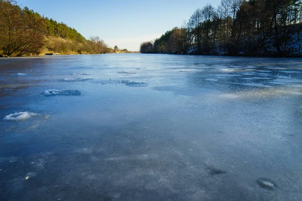 Aguas cubiertas de hielo, hermoso paisaje de invierno — Foto de Stock