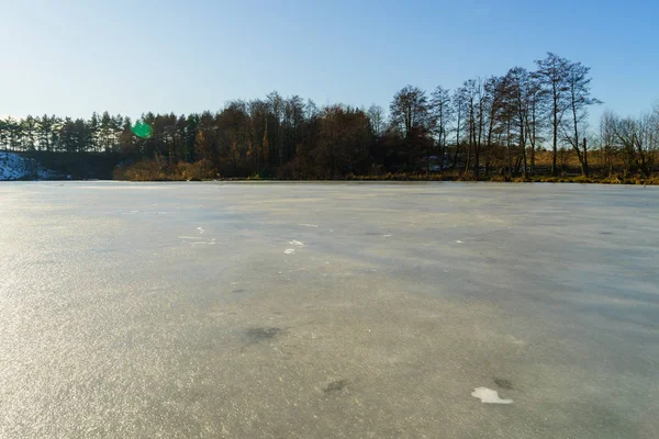 Aguas cubiertas de hielo, hermoso paisaje de invierno —  Fotos de Stock