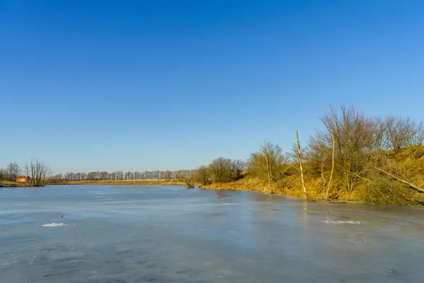 Acque ghiaccio legato, bellissimo paesaggio invernale — Foto Stock