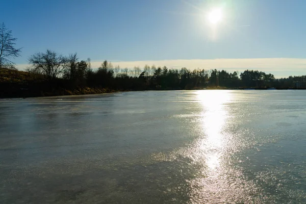 Aguas cubiertas de hielo, hermoso paisaje de invierno —  Fotos de Stock