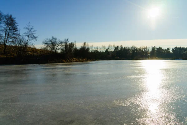 Aguas cubiertas de hielo, hermoso paisaje de invierno —  Fotos de Stock