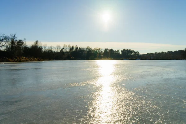 Vatten bunden is, vackert vinterlandskap — Stockfoto