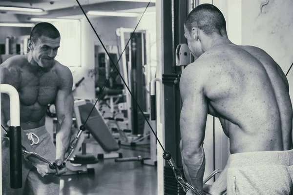 一个坚强的人被从事健身房。男人的力量健身. — 图库照片