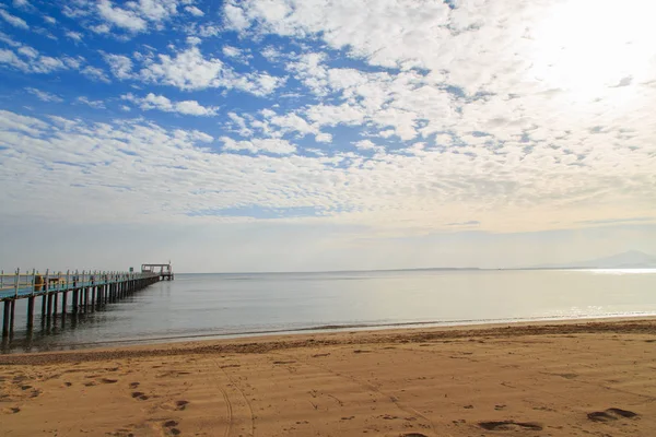 Schöne Seebrücke am Meer — Stockfoto