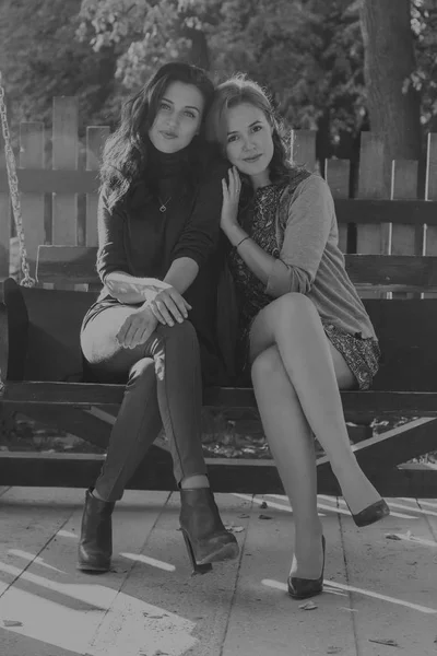 Caminar dos chicas en una foto en blanco y negro . — Foto de Stock