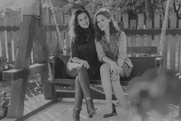Δύο κορίτσια με τα πόδια σε μια ασπρόμαυρη φωτογραφία. — Φωτογραφία Αρχείου